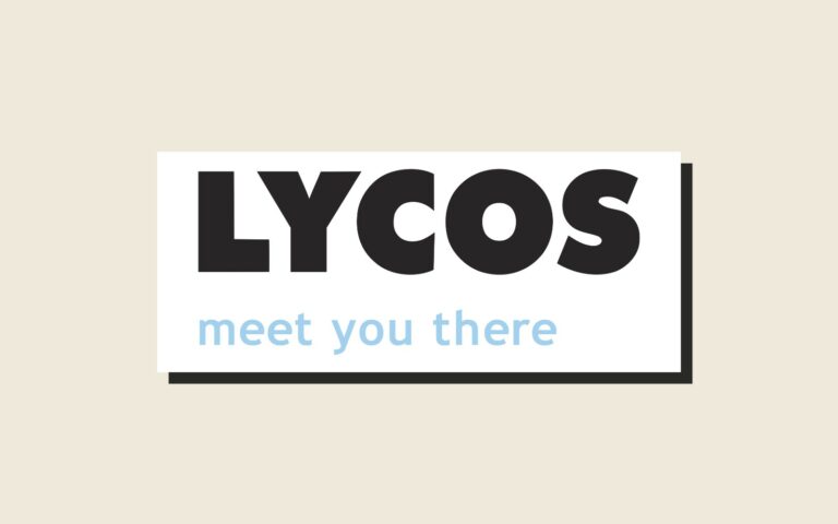 Logo Lycos en lettres noires avec la signature « meet you there », sur un carton blanc à ombre portée, fond papier