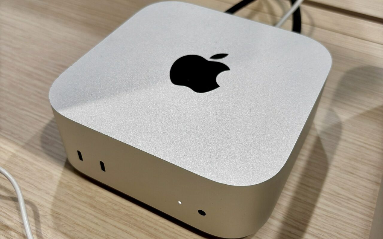 Mac mini M4 argenté, logo Apple sur le dessus, posé sur un bureau