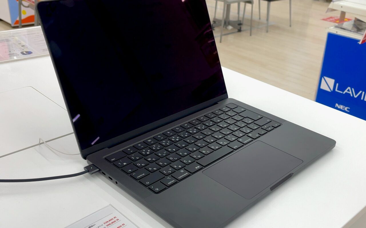 MacBook Pro 14 pouces gris sideral ouvert, pose sur un bureau clair
