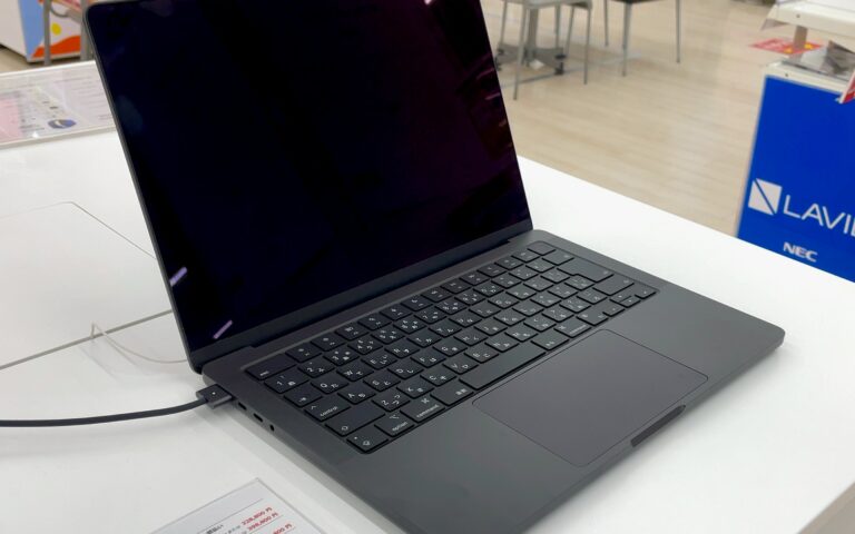 MacBook Pro 14 pouces gris sideral ouvert, pose sur un bureau clair