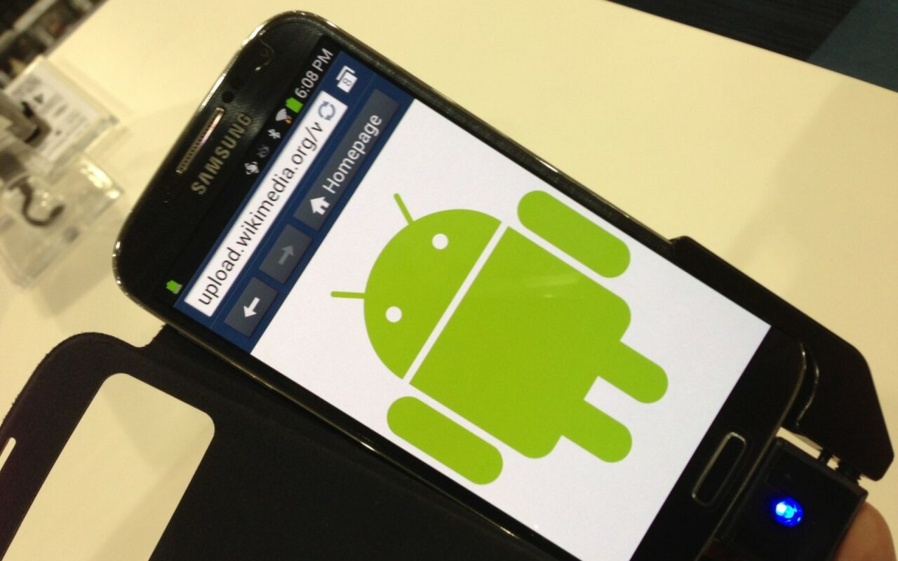 Un téléphone Android affichant l’icône du robot du système.