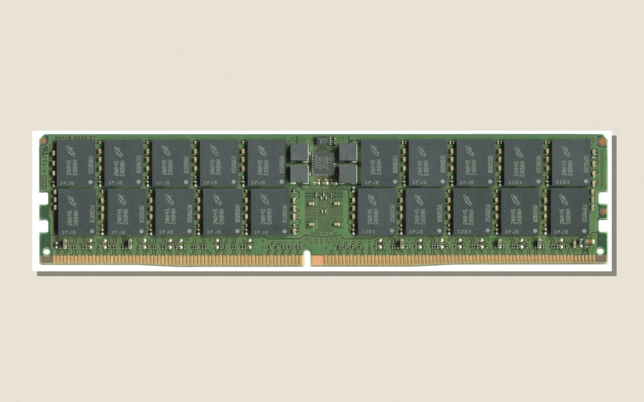 Barrette de memoire DDR5 posee sur un fond papier avec une ombre portee