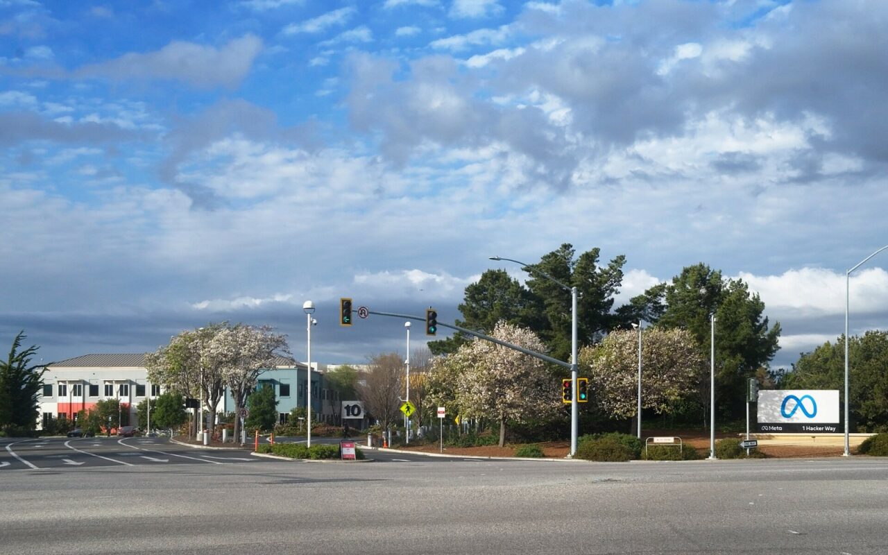 Bâtiment du siège de Meta à Menlo Park, en Californie, vu depuis la rue, sous un ciel nuageux