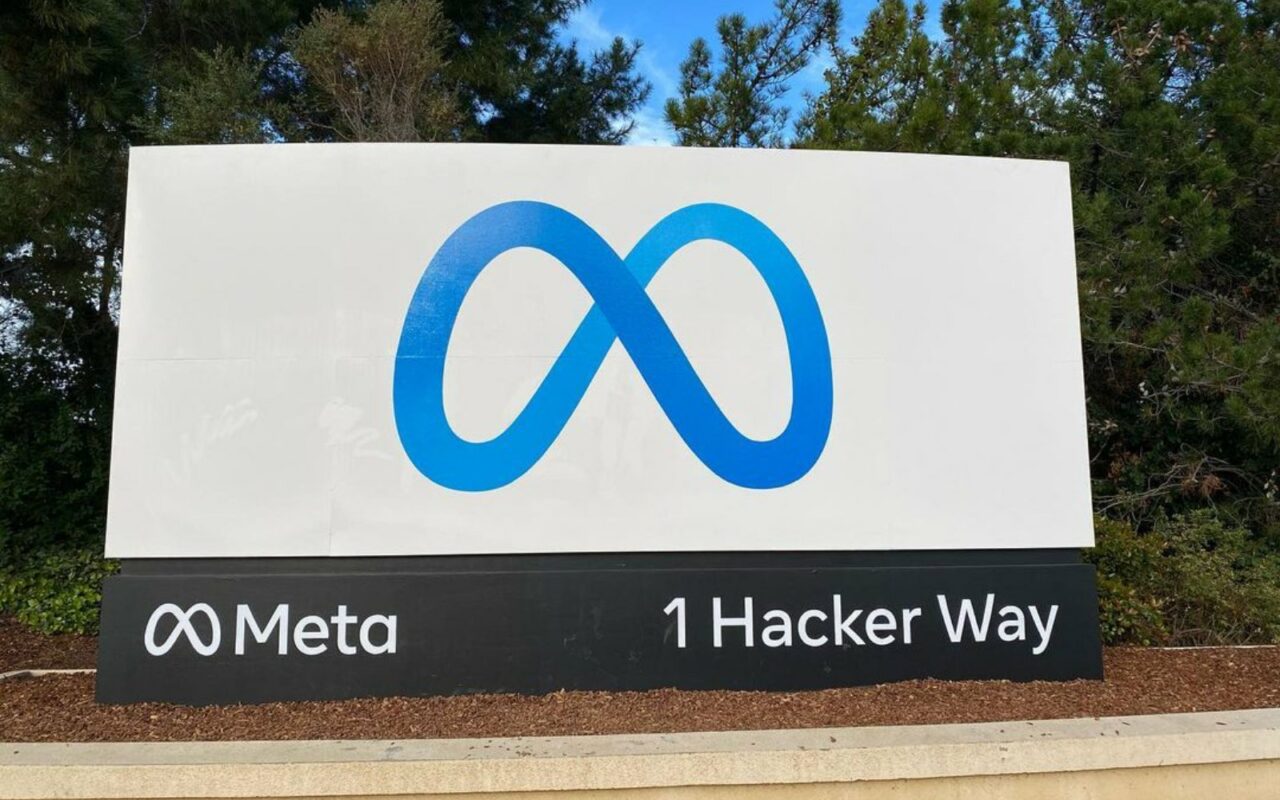 Panneau dâentrĂ©e du siĂšge de Meta Ă Menlo Park, logo en forme dâinfini et adresse 1 Hacker Way