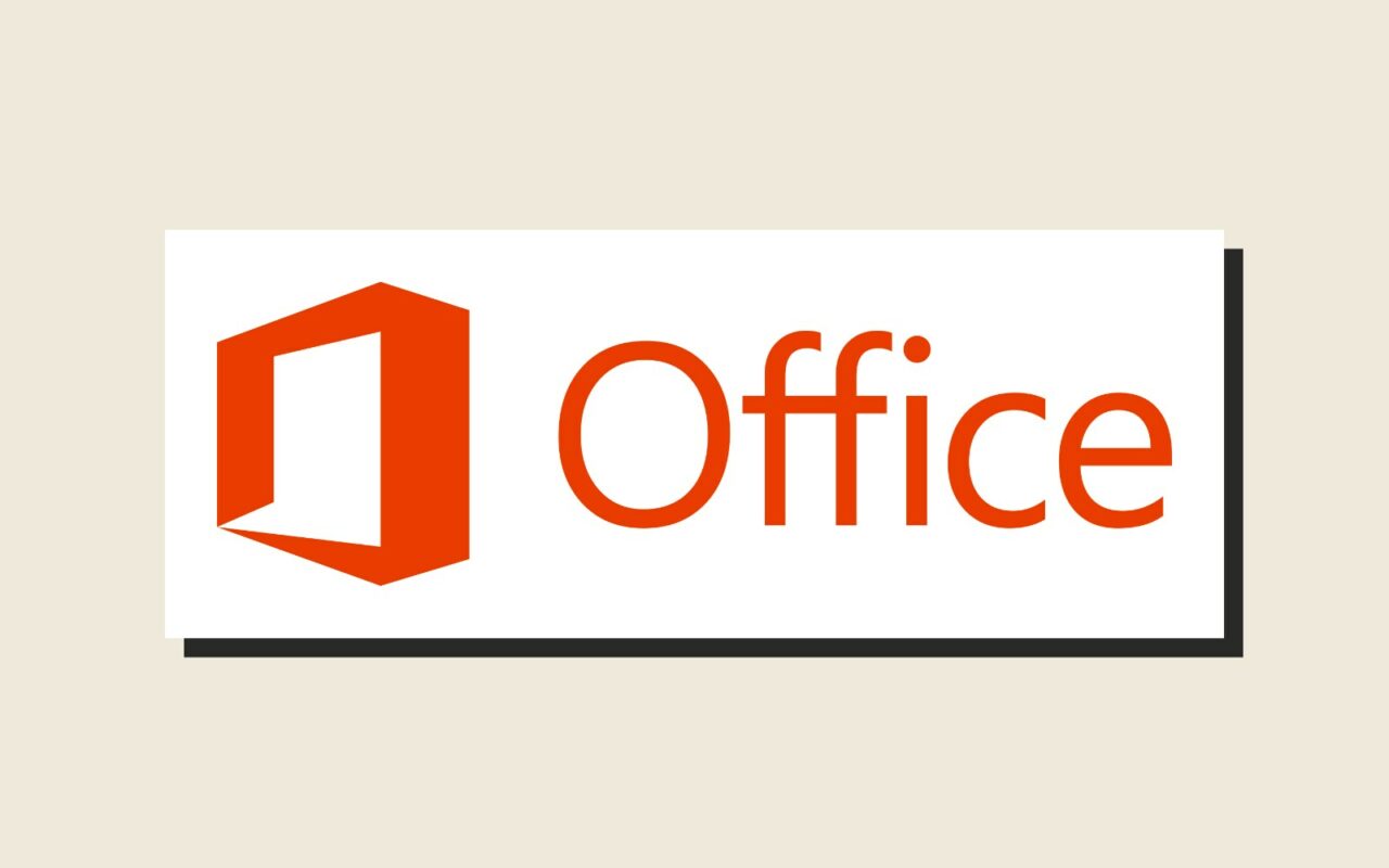 Logo Microsoft Office de l'époque 2013-2016, sur un carton blanc à ombre portée, fond papier