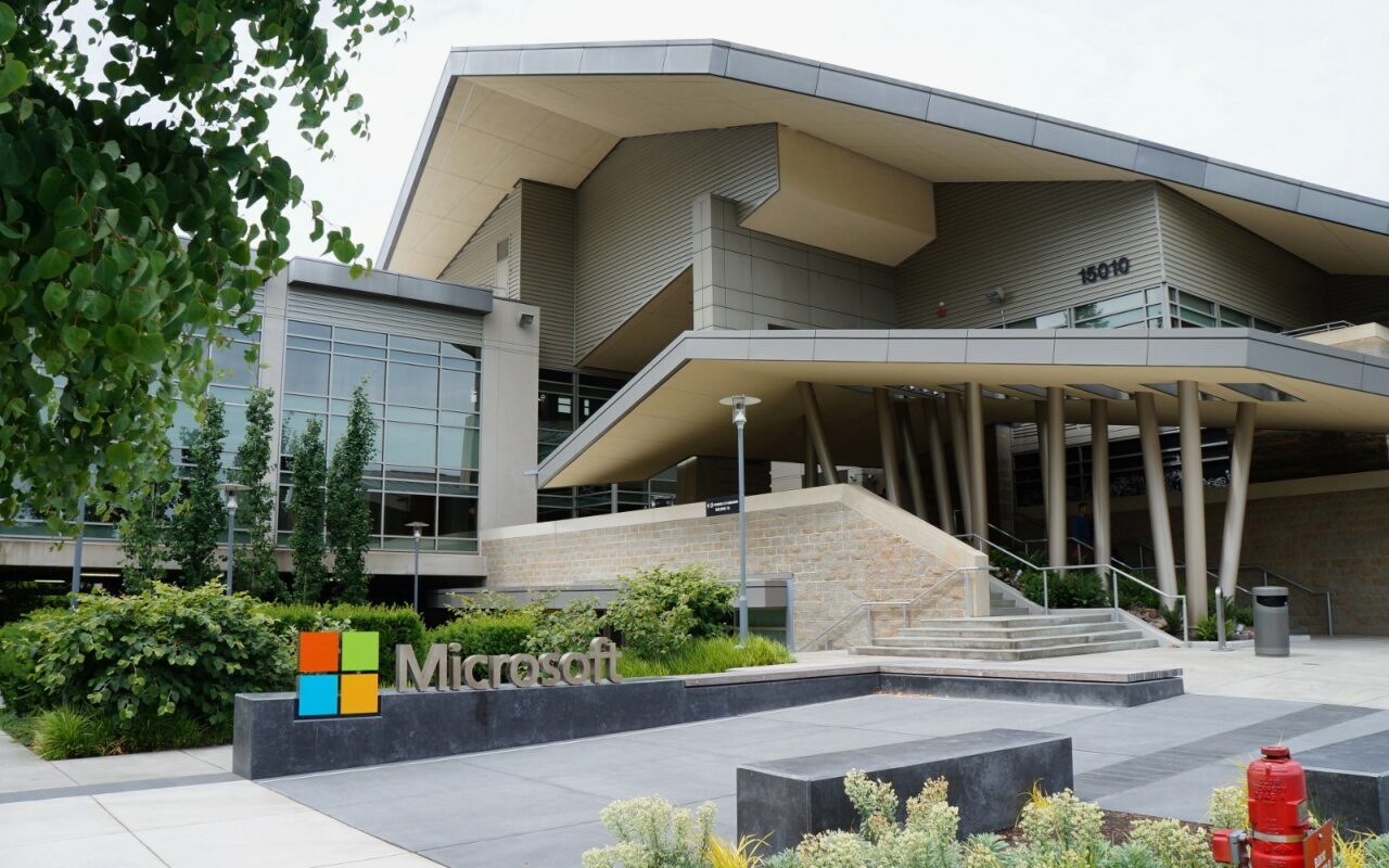 Le Building 92 du campus Microsoft de Redmond, avec le logo Microsoft sur un muret à l'entrée