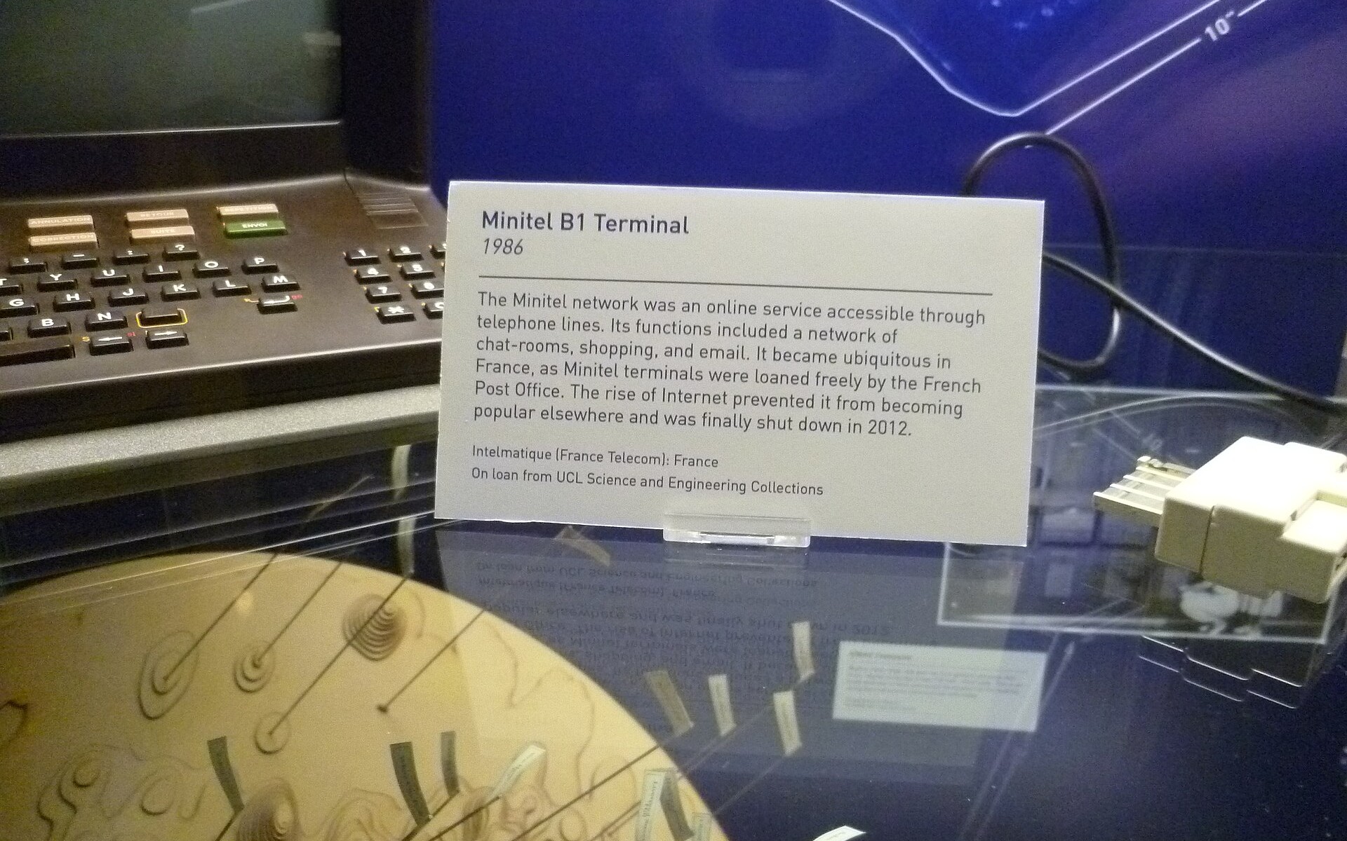 Terminal Minitel B1 de 1986, avec son écran et son clavier rabattable