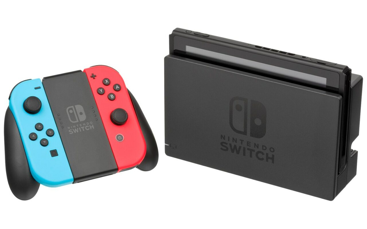 Console Nintendo Switch de première génération dans son dock, avec des Joy-Con bleu et rouge