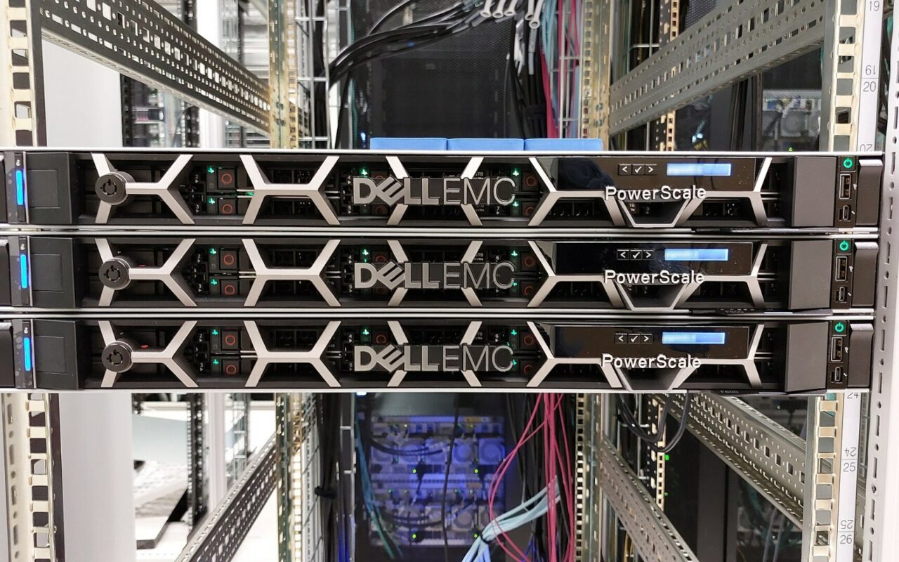 Trois serveurs de stockage montes en rack, face avant, dans une baie informatique parcourue de cables