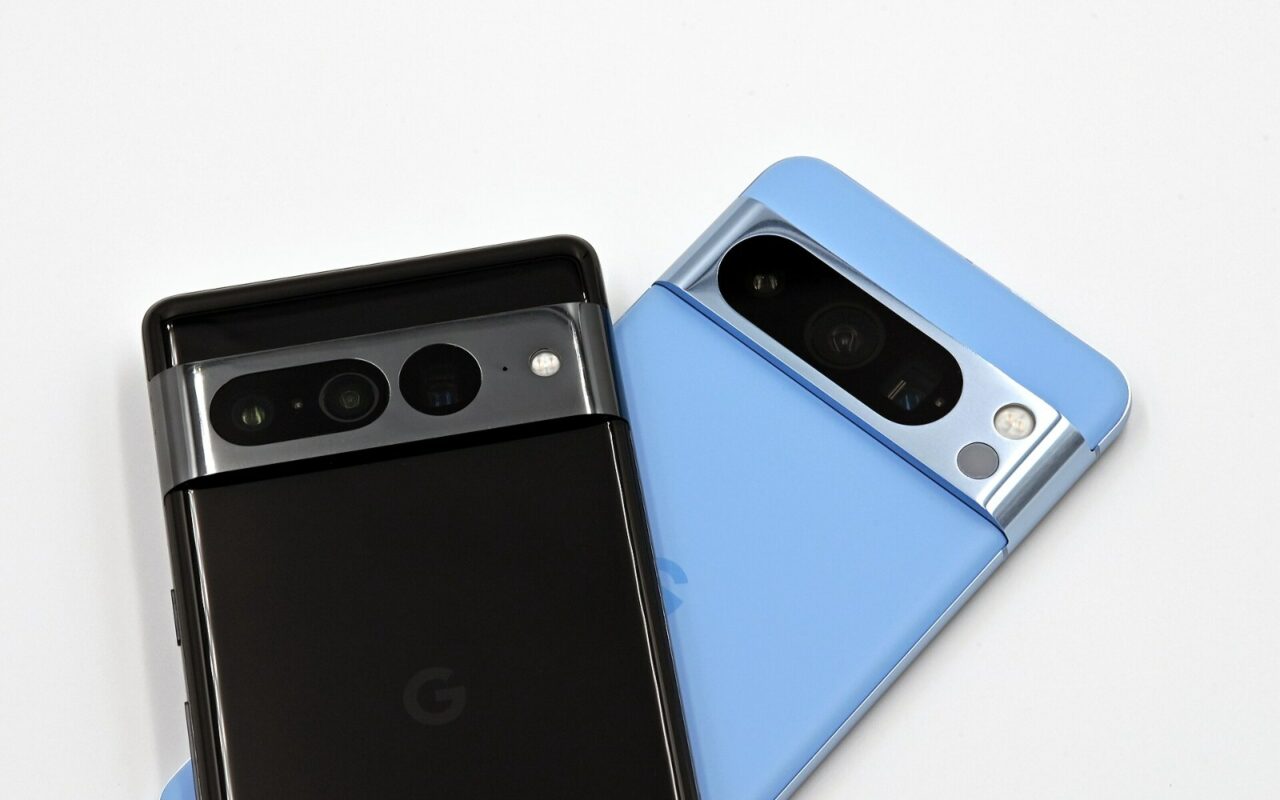 Deux smartphones Google Pixel posés l’un sur l’autre, vus de dos, modules photo apparents