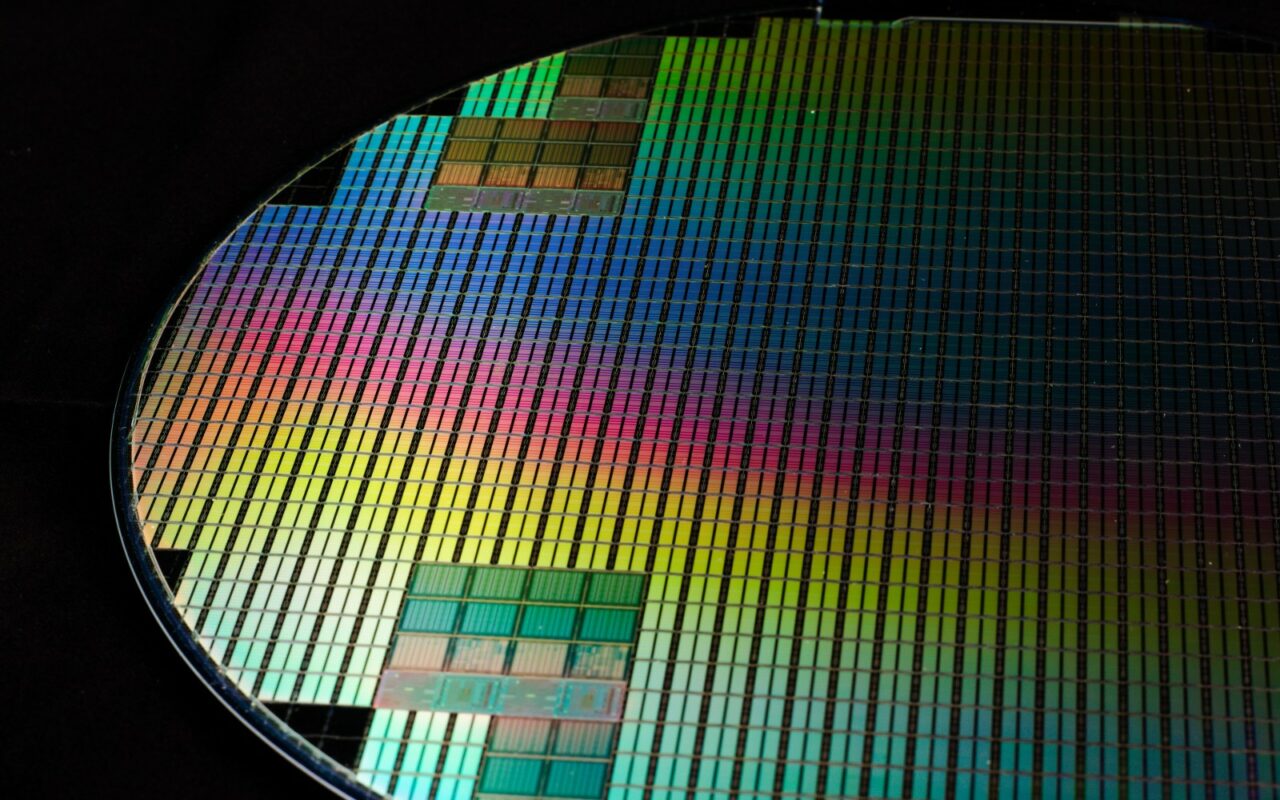Une plaquette de silicium aux reflets irisés, portant ses circuits gravés.