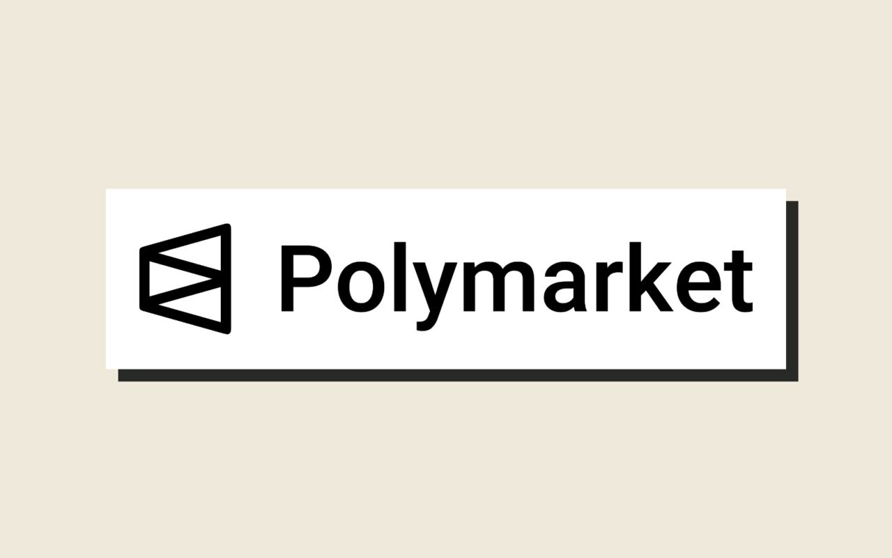 Logo Polymarket sur un carton blanc à ombre portée, fond papier