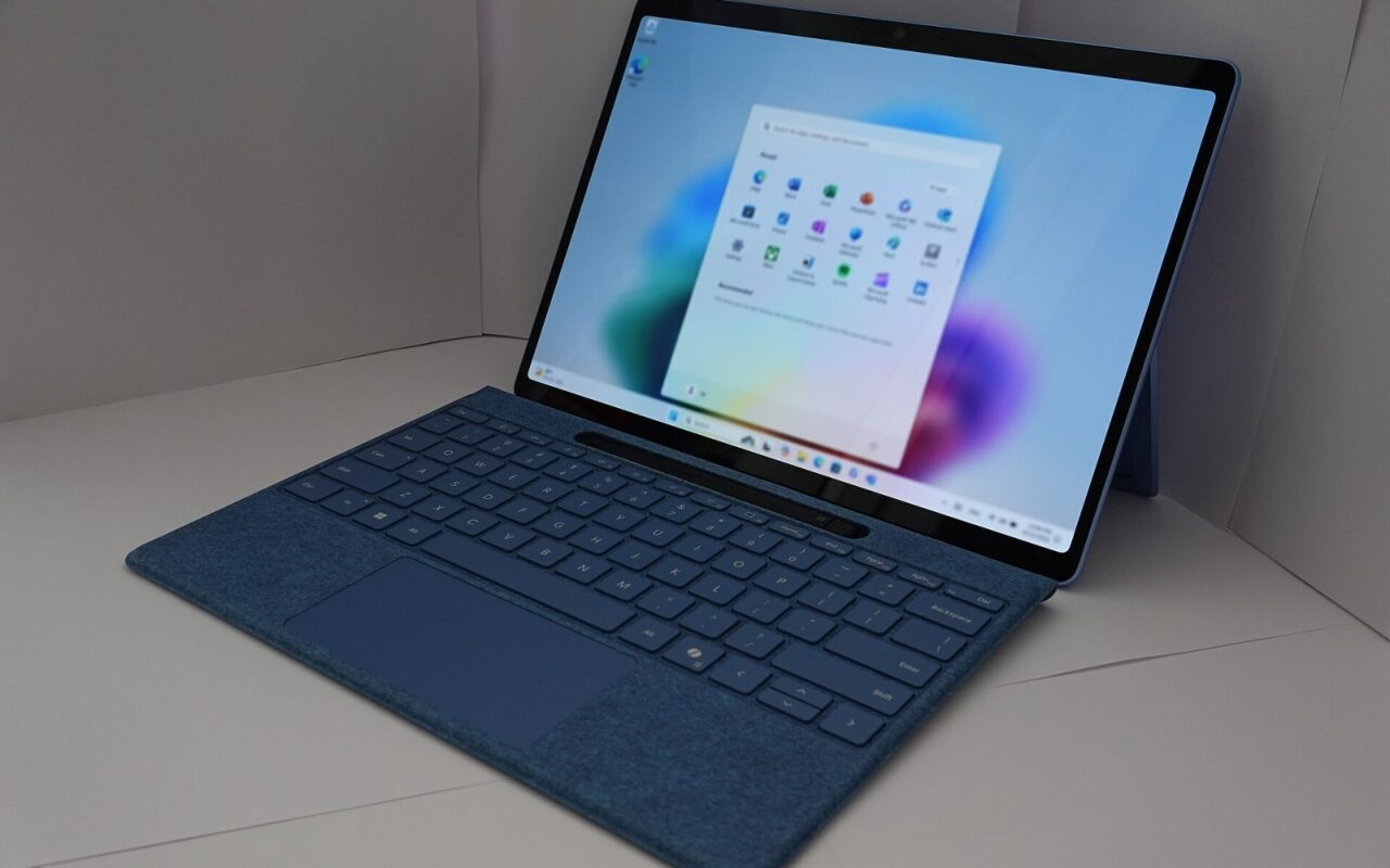 Un ordinateur portable ouvert affichant le bureau de Windows 11