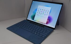Un ordinateur portable ouvert affichant le bureau de Windows 11