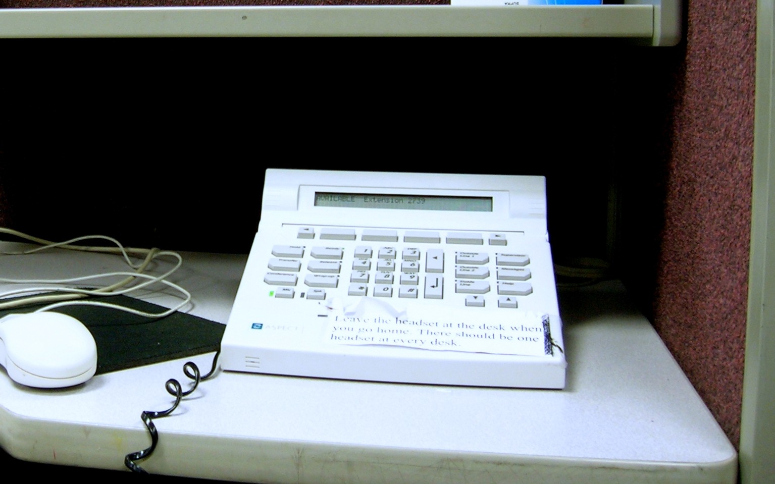 Poste téléphonique de centre d’appels avec son combiné et son clavier