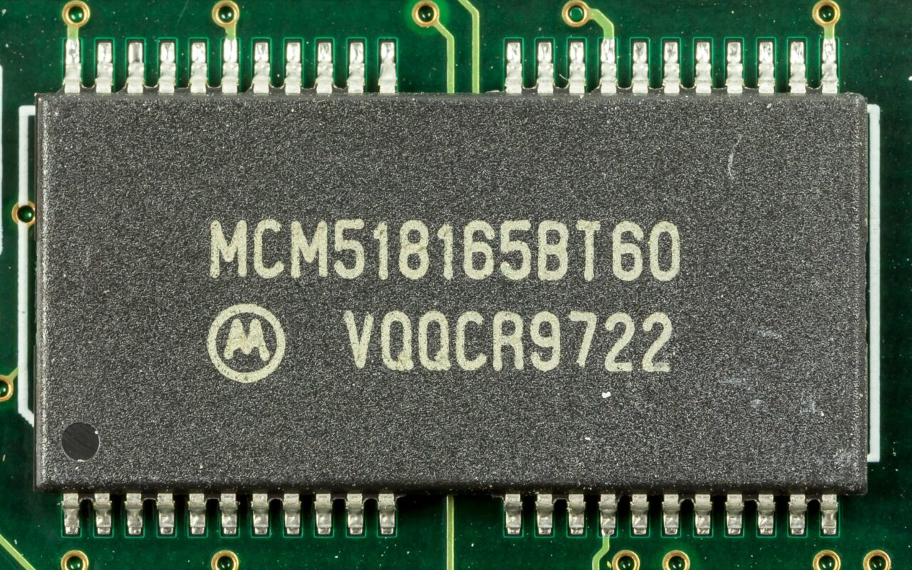 Puces de memoire soudees sur un module de RAM vu de pres