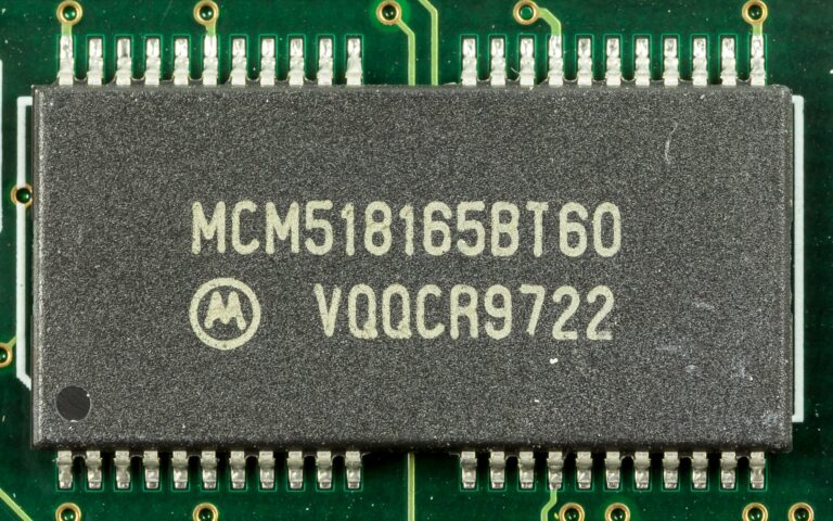 Puces de memoire soudees sur un module de RAM vu de pres