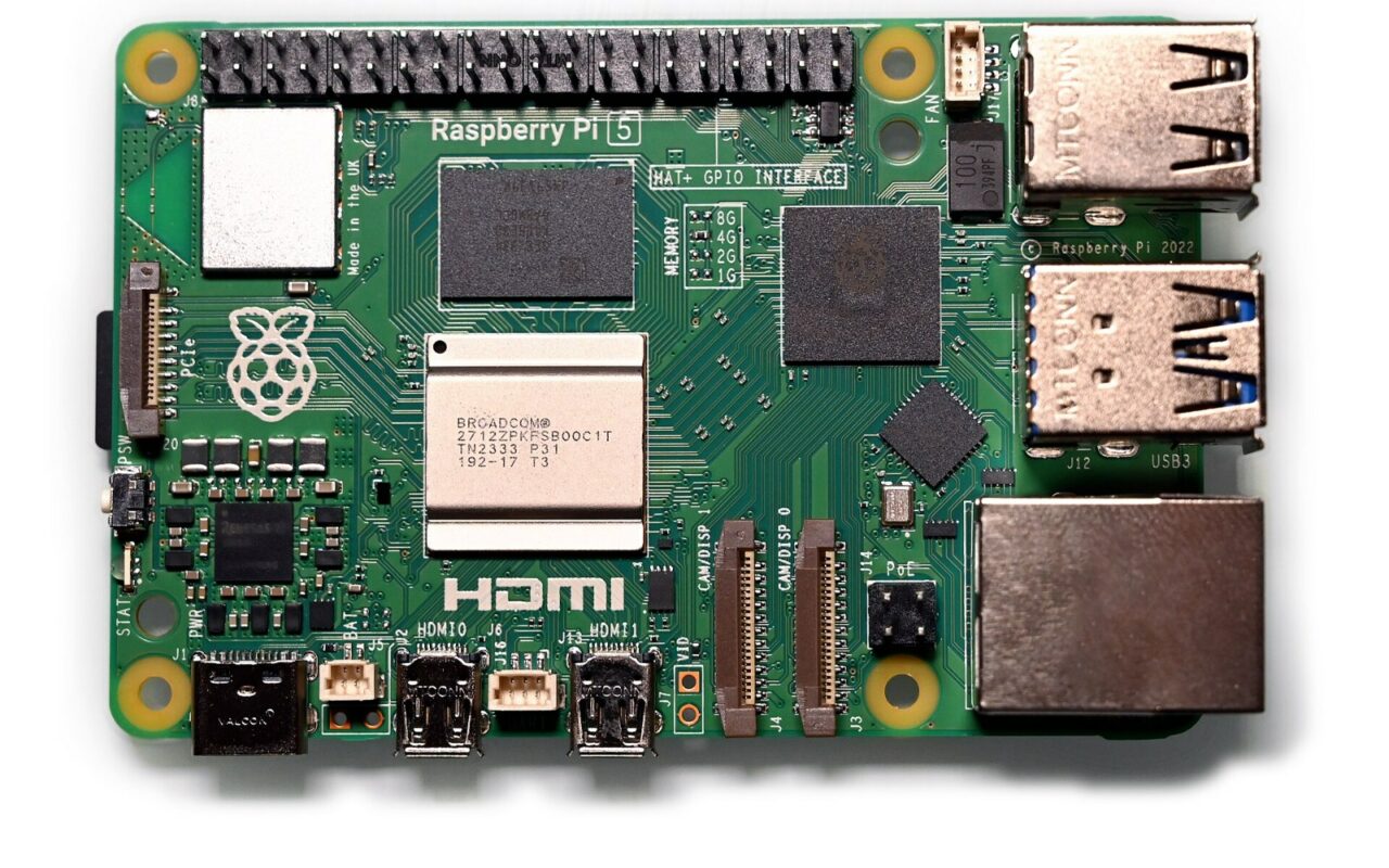 Carte Raspberry Pi 5 vue de dessus, avec son processeur, ses ports USB et Ethernet