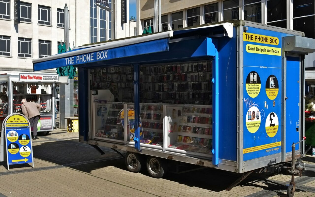 Petit kiosque de rue propose la reparation de telephones mobiles