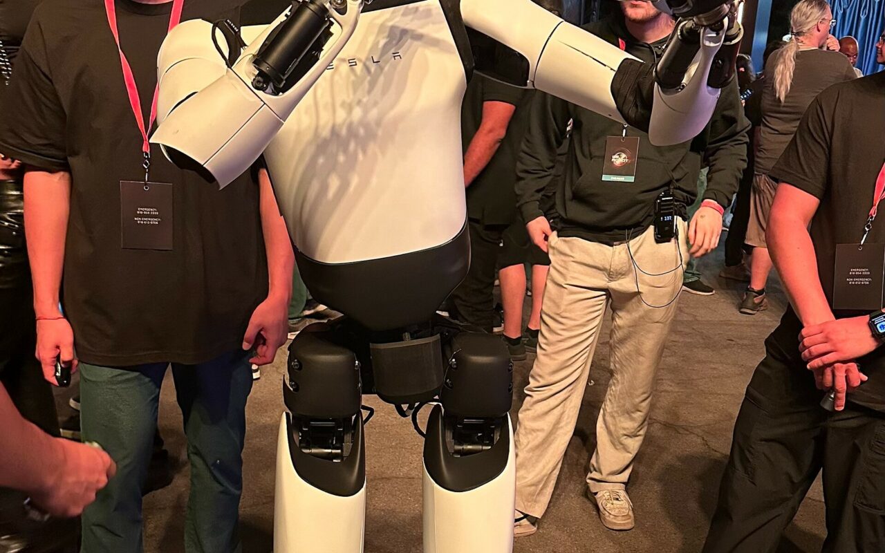 Un robot humanoïde debout, présenté lors d’une démonstration
