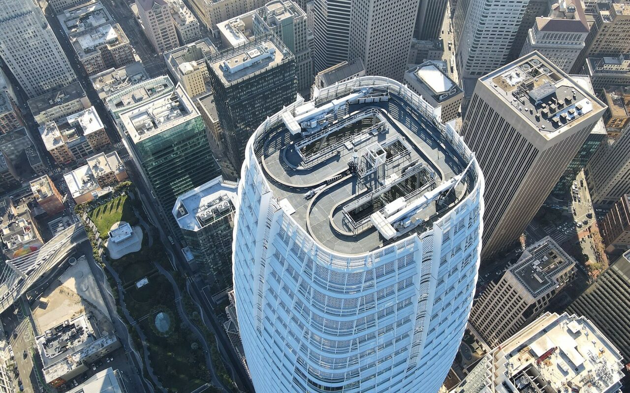 Le sommet de la tour Salesforce à San Francisco, vu de haut