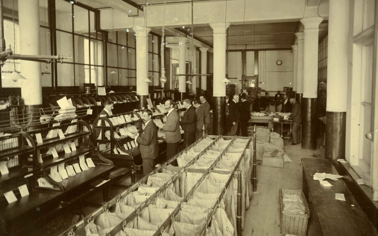 Employes des postes triant le courrier dans une vaste salle au debut du vingtieme siecle