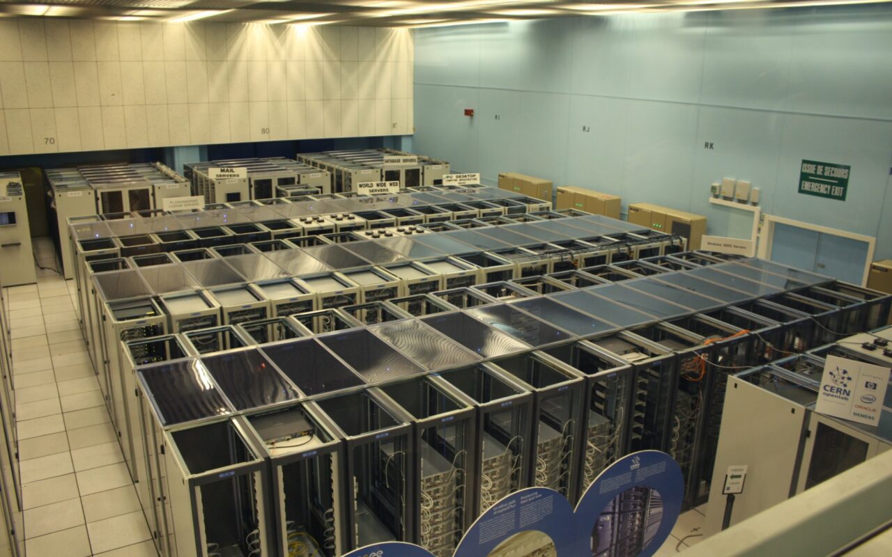 Rangees d armoires de serveurs alignees dans une salle informatique