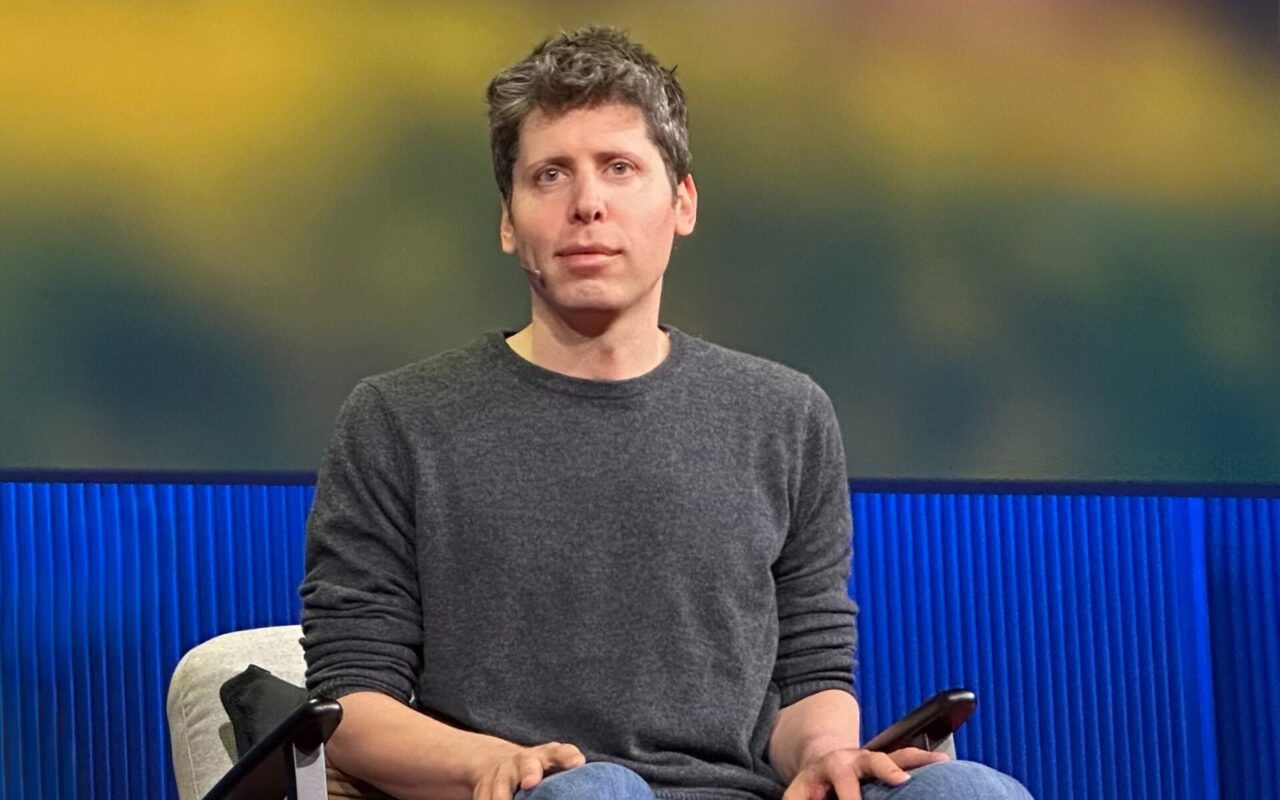 Sam Altman, patron d'OpenAI, assis sur scène lors d'une conférence TED