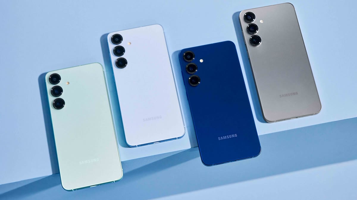 Quatre smartphones Samsung Galaxy S25 vus de dos, modèles concernés par l’extension de la bêta One UI 9. Source Samsung Newsroom, 1er septembre 2026.