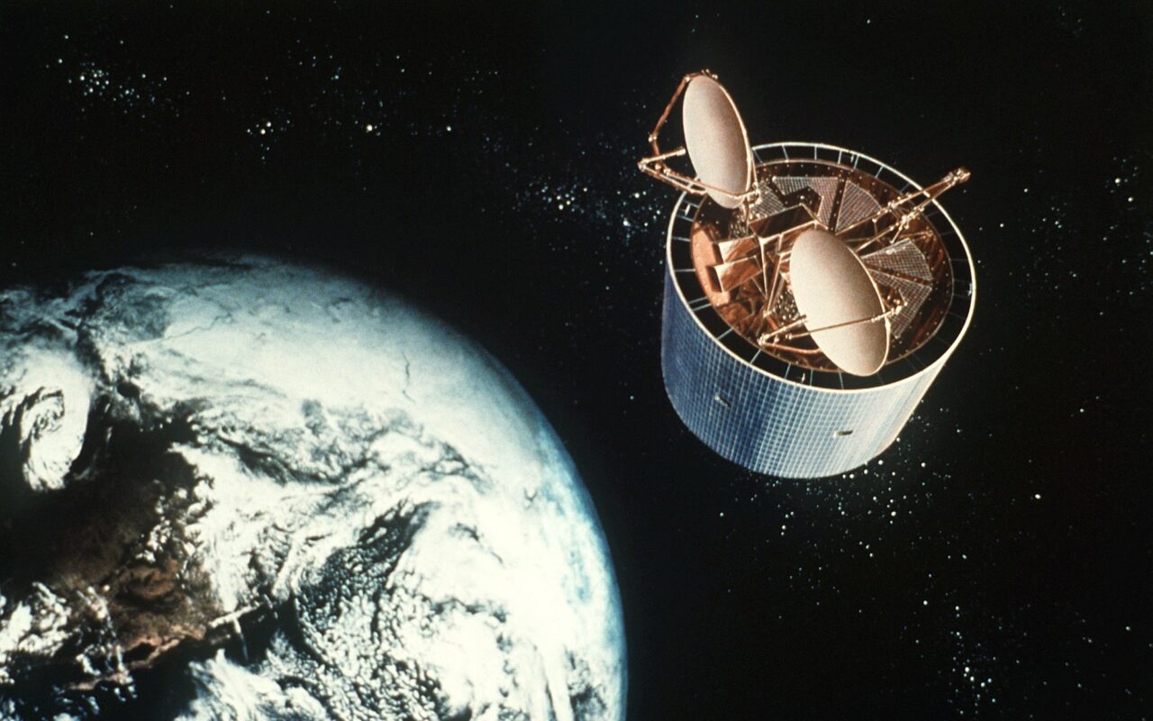 Illustration d un satellite de telecommunications en orbite au dessus de la Terre