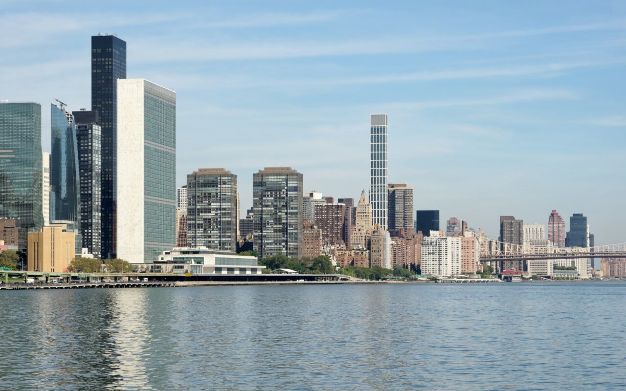 La tour du Secrétariat des Nations unies et les immeubles voisins vus depuis l'East River