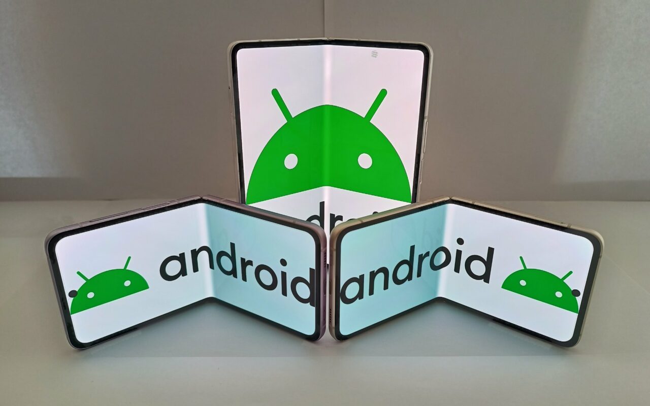 Smartphone pliable tenu ouvert, la charniere visible au centre de l ecran