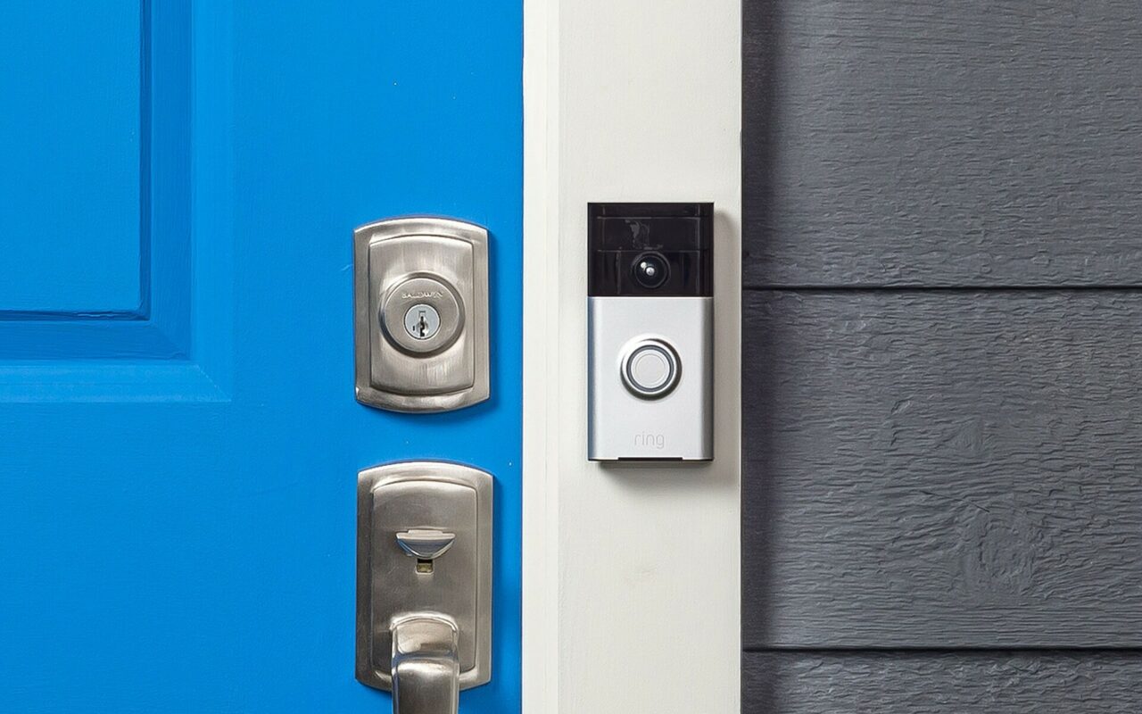 Une sonnette vidéo fixée à côté d’une porte d’entrée