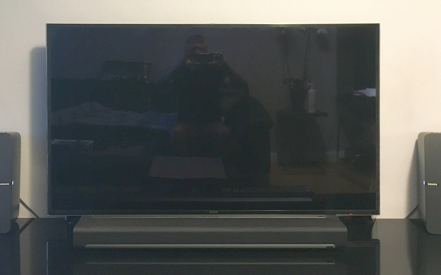 Barre de son Sonos et enceintes sans fil disposées autour d’un téléviseur dans un salon