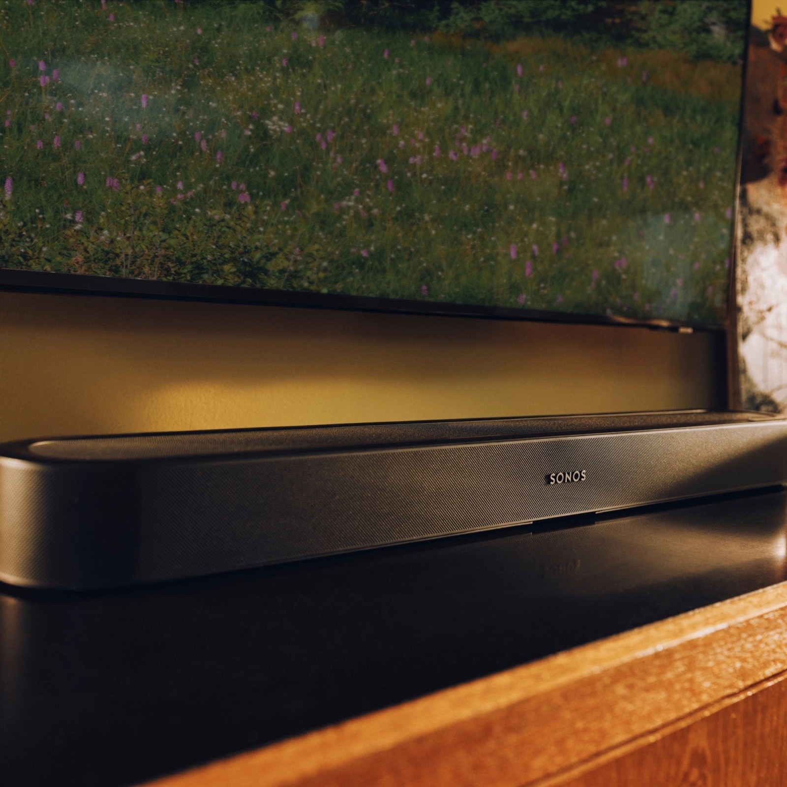 Barre de son Sonos Beam Ultra noire installée sous un téléviseur