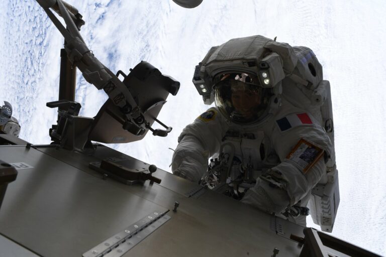 Sophie Adenot lors de sa deuxième sortie spatiale autour de l’ISS