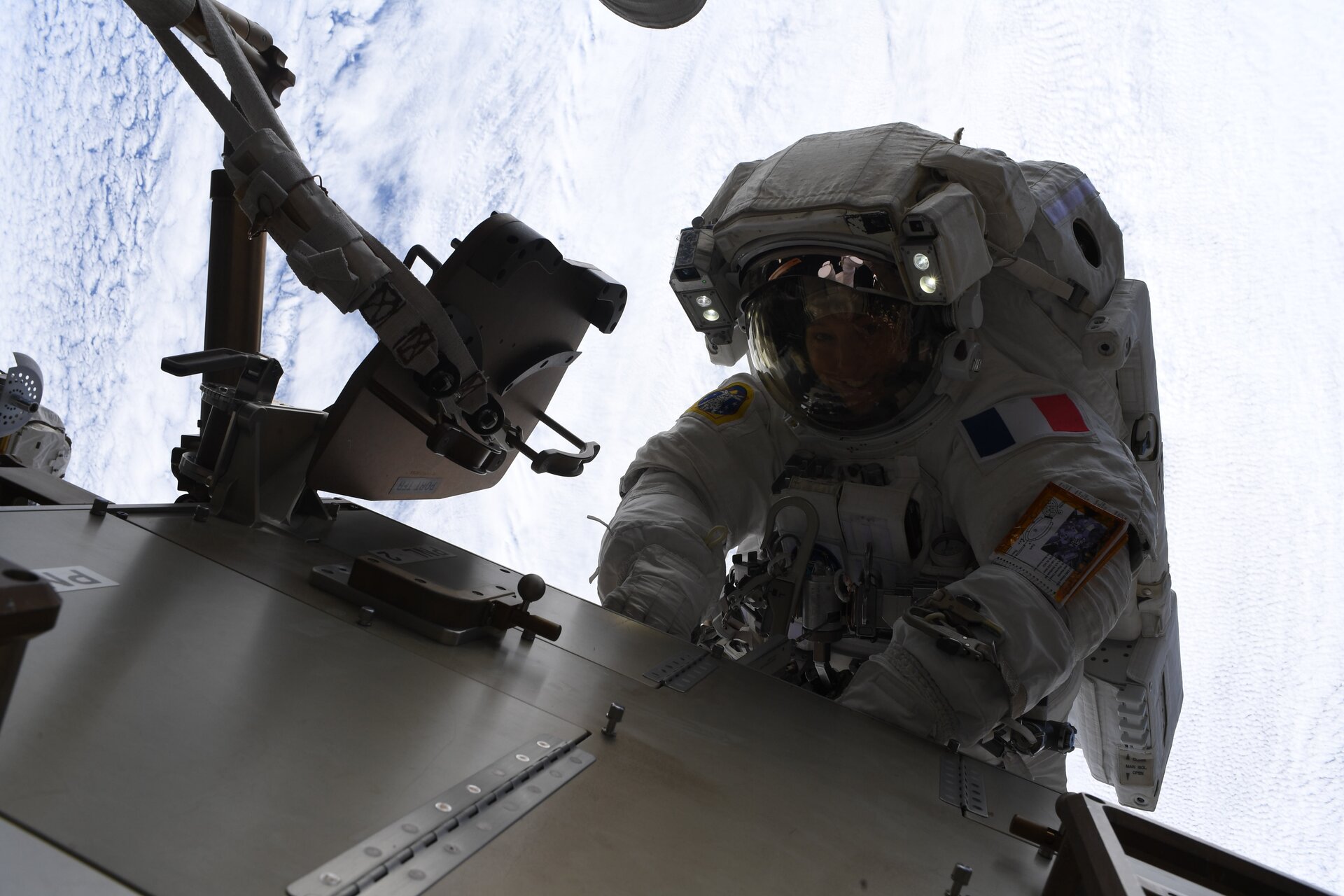 Sophie Adenot lors de sa deuxième sortie spatiale autour de l’ISS