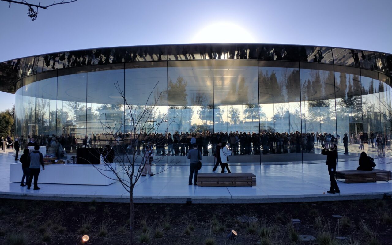 Batiment circulaire vitre du Steve Jobs Theater, sur le campus d Apple a Cupertino