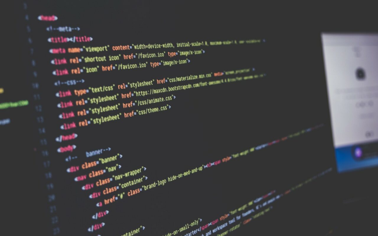 Gros plan sur un écran affichant des lignes de code CSS colorées.