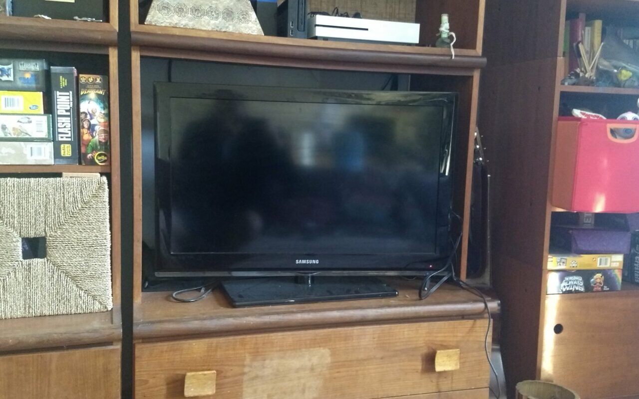Televiseur a ecran plat pose sur un meuble dans une piece de vie