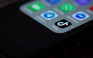 Gros plan sur l icone de l application TikTok dans la barre de dock d un smartphone