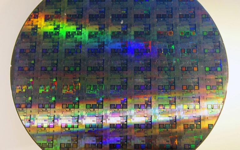 Un wafer de silicium de 300 millimètres, support sur lequel les puces sont gravées
