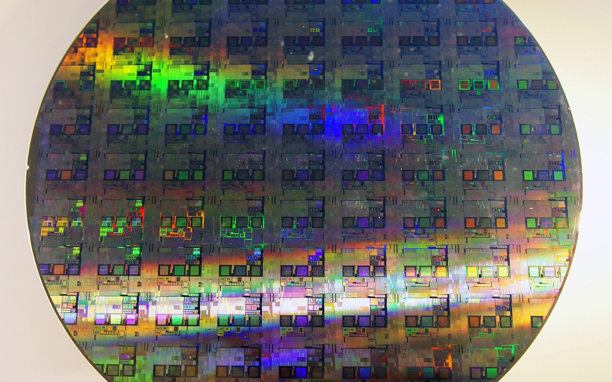 Un wafer de silicium de 300 millimètres, support sur lequel les puces sont gravées