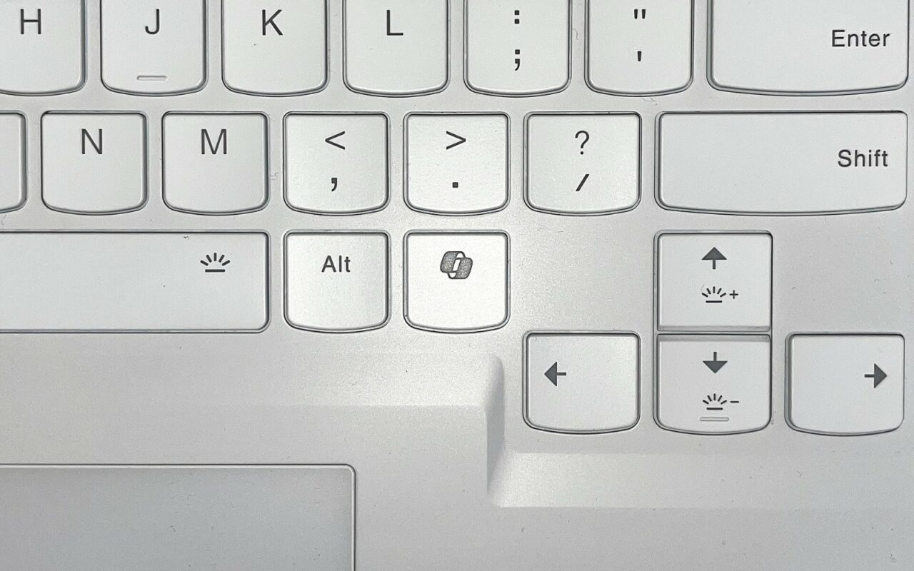 Gros plan sur la touche Copilot d'un clavier de portable, à droite de la touche Alt