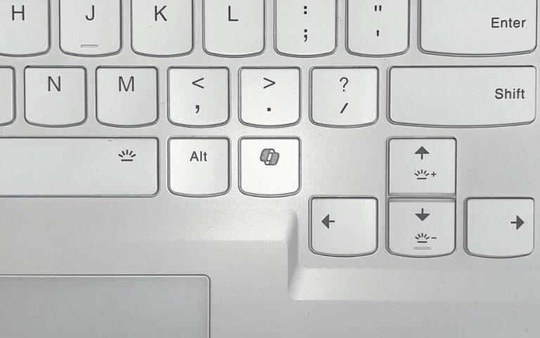 Gros plan sur la touche Copilot d'un clavier de portable, à droite de la touche Alt