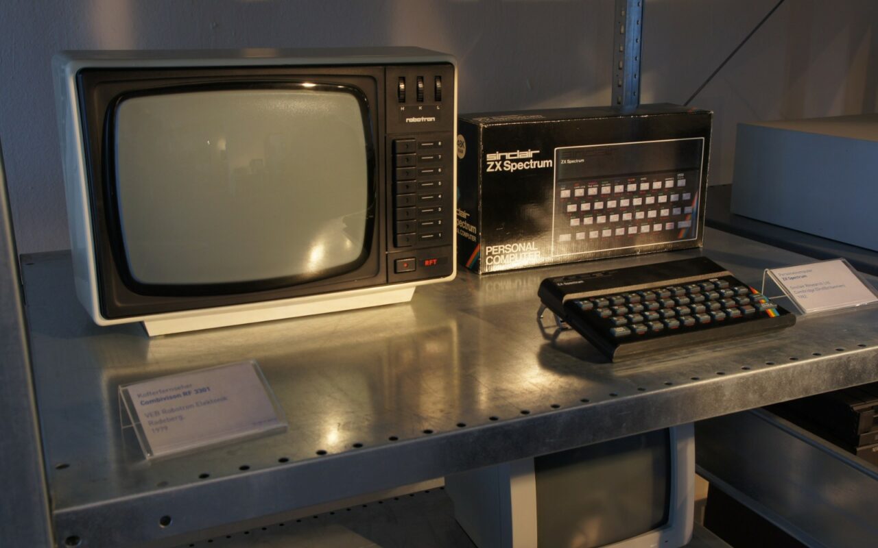 Un micro-ordinateur ZX Spectrum de Sinclair, avec son clavier Ă touches souples.