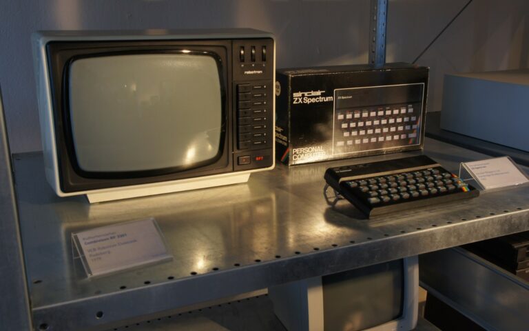 Un micro-ordinateur ZX Spectrum de Sinclair, avec son clavier à touches souples.