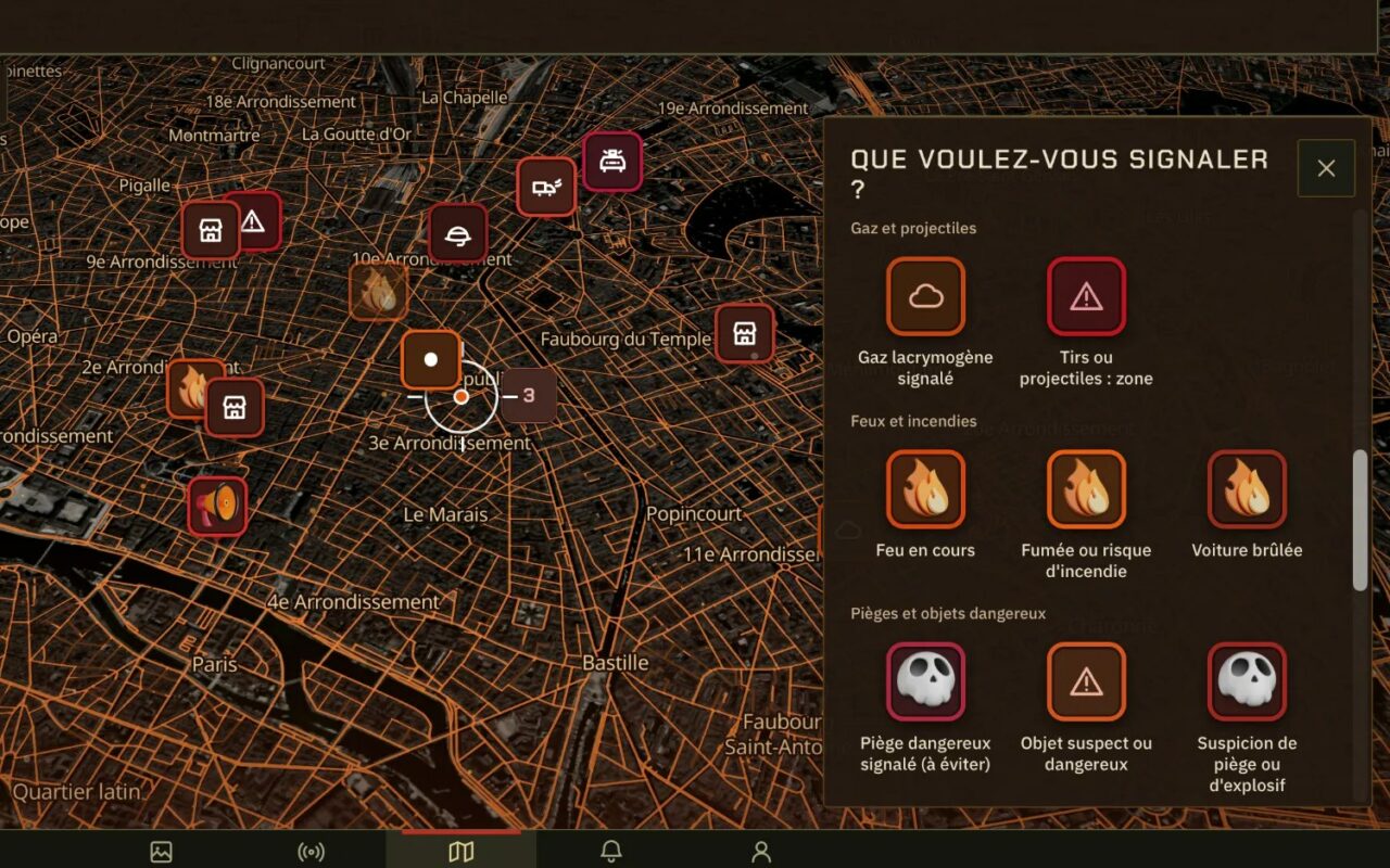 Carte sombre de Paris dans l'application 17octobre.app, avec des icônes de feux et un panneau de signalement proposant gaz lacrymogène, tirs, feu en cours, voiture brûlée et piège dangereux