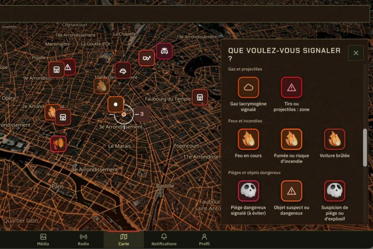 Carte sombre de Paris dans l'application 17octobre.app, avec des icônes de feux et un panneau de signalement proposant gaz lacrymogène, tirs, feu en cours, voiture brûlée et piège dangereux