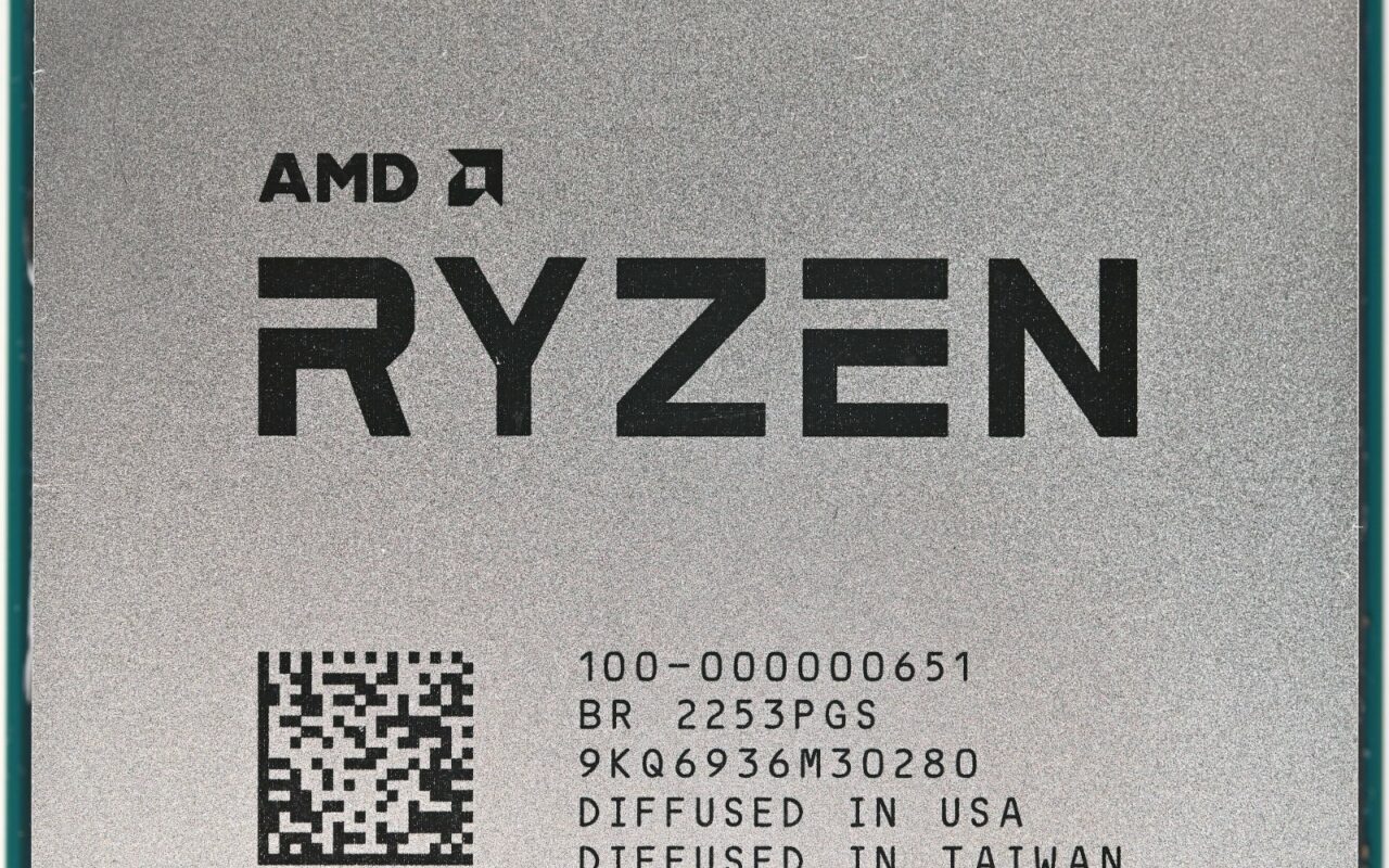Gros plan sur le capot métallique d'un processeur AMD Ryzen 7 5800X3D, avec ses inscriptions gravées